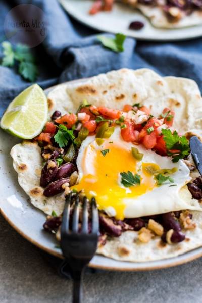 Huevos rancheros z salsą pico de gallo | Tortille z jajkiem, smażoną fasolką i pomidorami