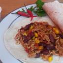 Tortilla po  meksykańsku z mięsem mielonym i sosem czosnkowym