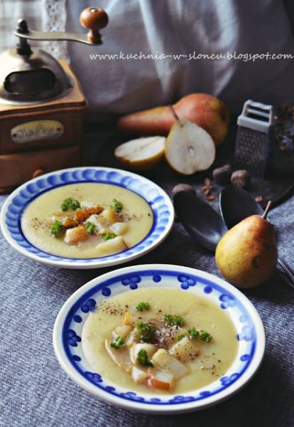 Kremowa zupa z selerem i winnymi gruszkami