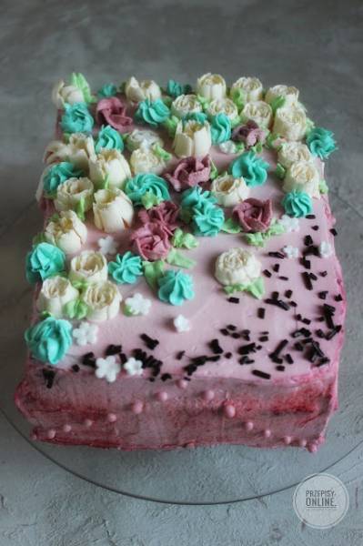 Prostokątny tort z różowym kremem buraczanym