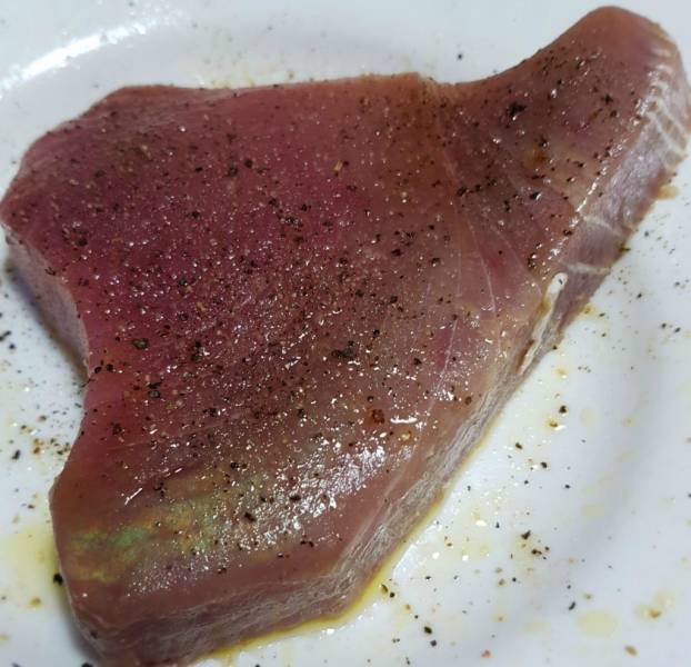 Stek z tuńczyka z pieczonymi ziemniaczkami i chrupiącą surówką