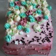 Prostokątny tort z różowym kremem buraczanym