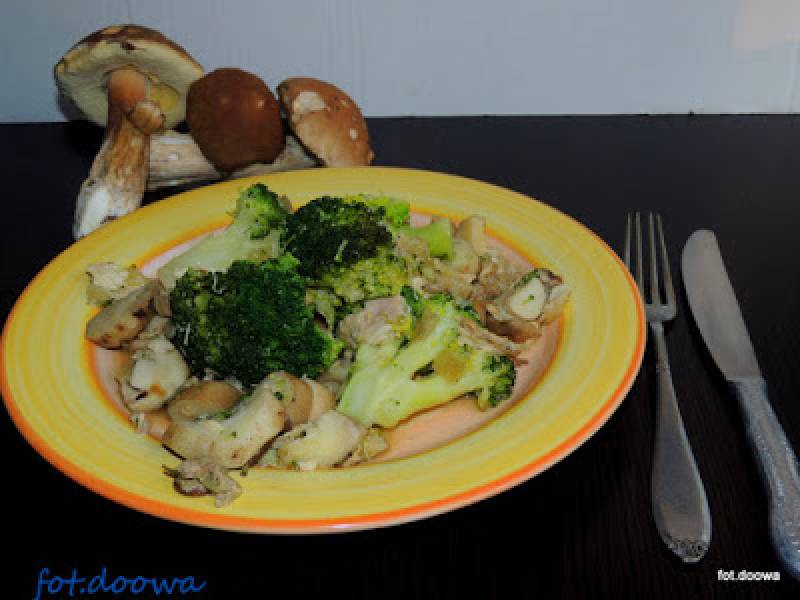 Borowiki zasmażane z brokułami i kurczakiem