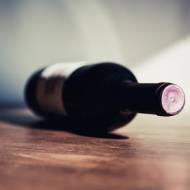 Czym różni się wino musujące od zwykłego prócz bąbelków?