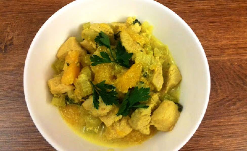 Curry z kurczakiem i selerem naciowym.