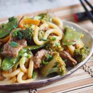 Szybki stir fry z makaronem udon, wołowiną i warzywami / Stir fry with udon noodles, beef and vegetables