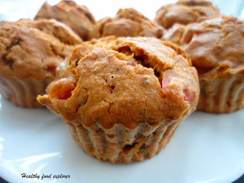 Muffinki pomidorowe z szynką, papryką i pieczarkami