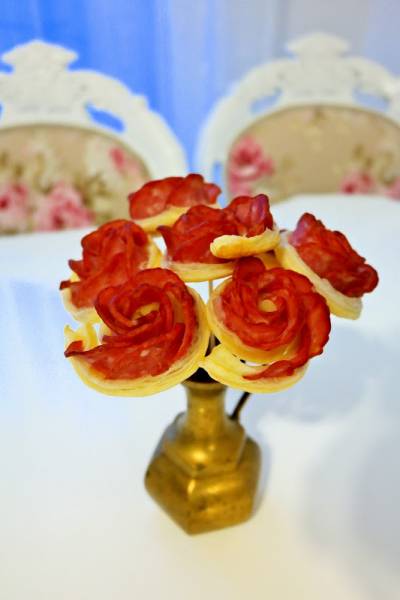 Róże z ciasta francuskiego i kiełbasy