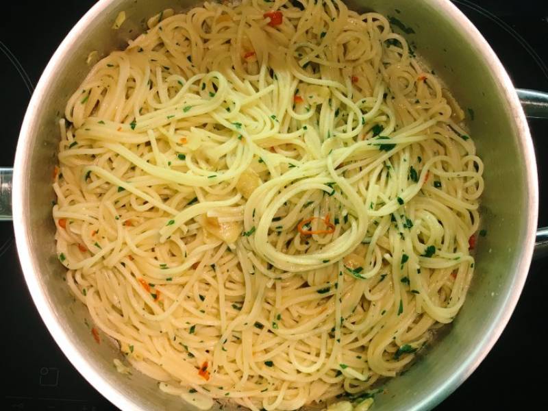 Spaghetti aglio e oglio e peperoncino