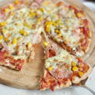 Najlepsza pizza pełnoziarnista z szynką, pieczarkami i kukurydzą