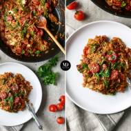 Orzo risotto z chorizo, jarmużem i pieczonymi pomidorami