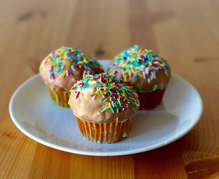 Kolorowe muffinki urodzinowe