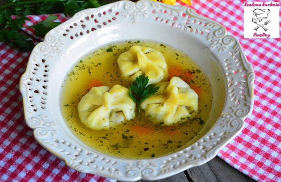 Rosół z pierożkami wonton z farszem z wątróbki