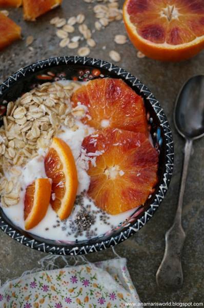 Idealne śniadanie - czerwone pomarańcze z jogurtem