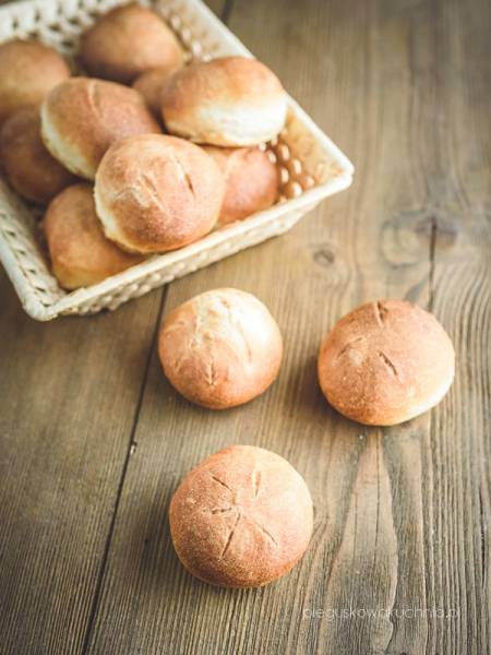 Bułki pszenne pieczone metodą solno-drożdżową