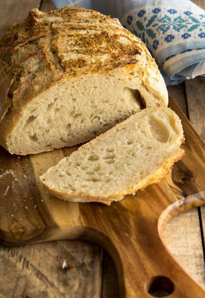 Łatwy chleb bez zagniatania z parmezanową posypką…