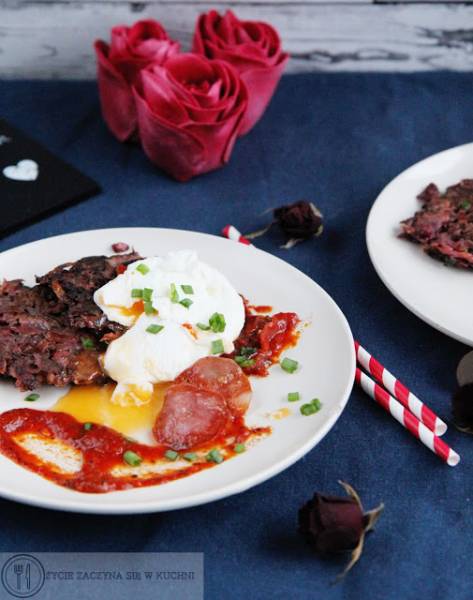 Placuszki warzywne z sosem i chipsami z chorizo oraz jajkiem poszetowym