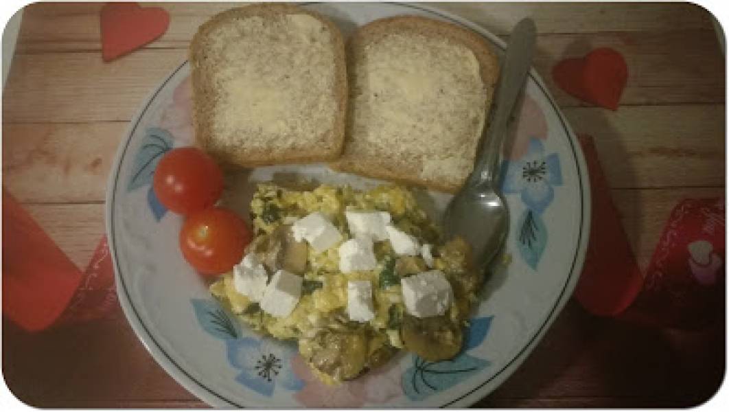 Jajecznica ze szpinakiem, pieczarkami i serem feta