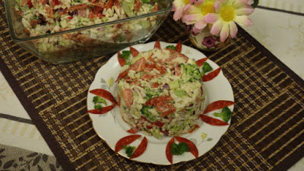 Sałatka z brokułem ryżem i salami – pyszna i prosta