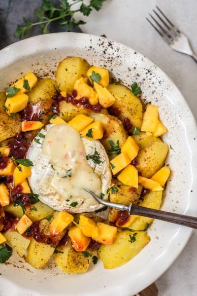 Camembert z pieczonymi ziemniakami, mango i borówką