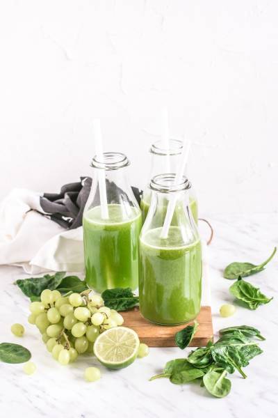 Energiczna zieleń – sok ze szpinaku, selera i winogron