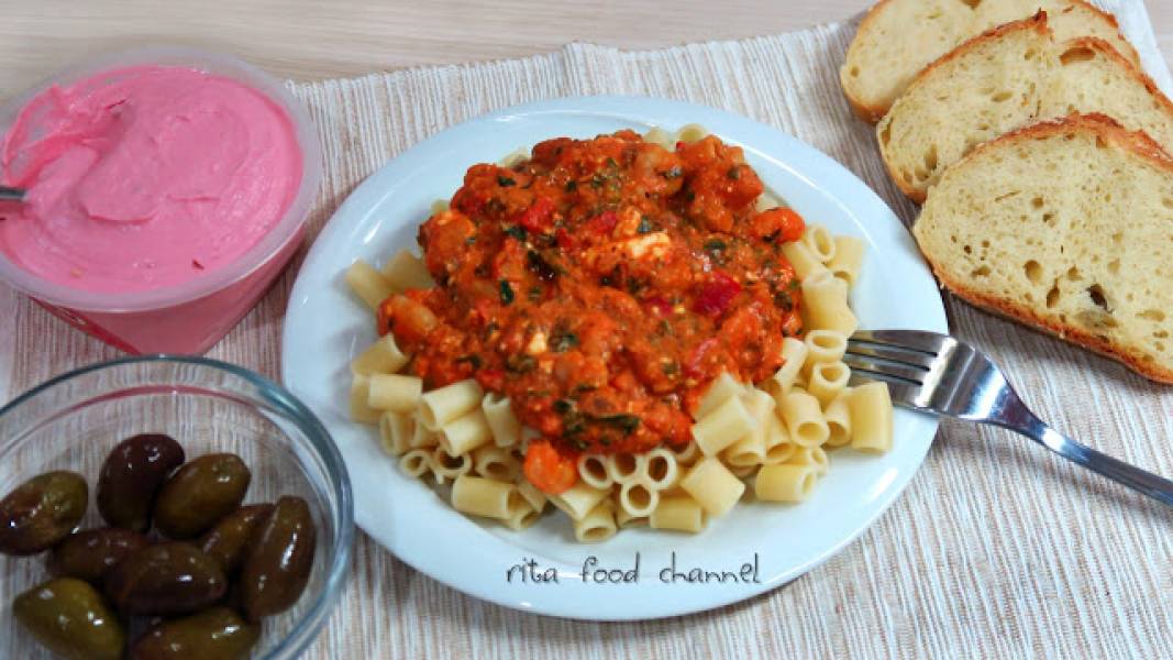 KREWETKI SAGANAKI - czyli krwetki w sosie pomidorowym z fetą.