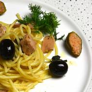 Spaghetti z tuńczykiem, czarnymi oliwkami i kaparami