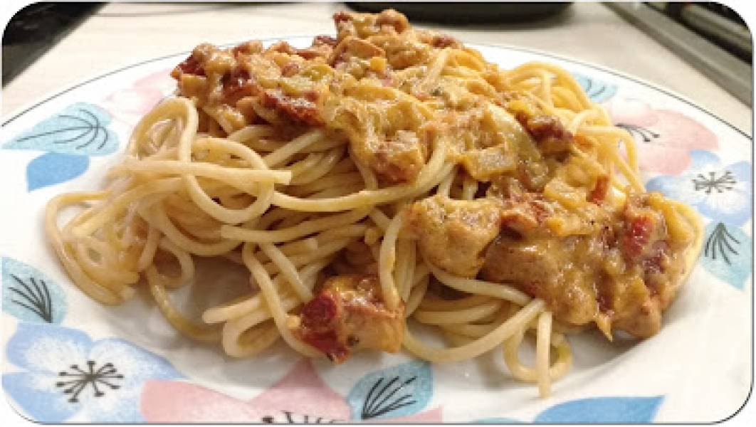 Spaghetti z gorgonzolą i suszonymi pomidorami