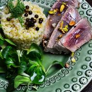 Stek tuńczyka z kaszą i olejem pistacjowym