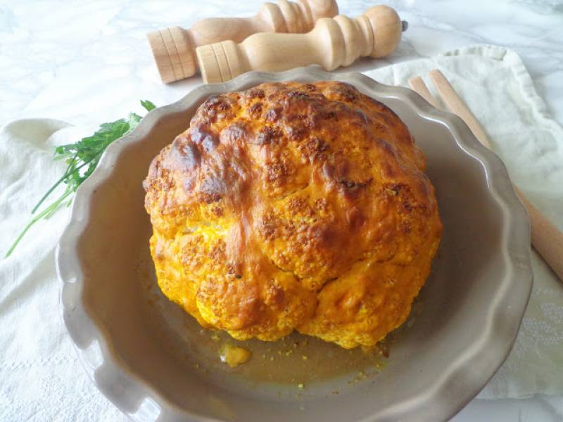 Pieczony kalafior w sosie śmietanowym z kurkumą (Cavolfiore arrostito con panna e curcuma)