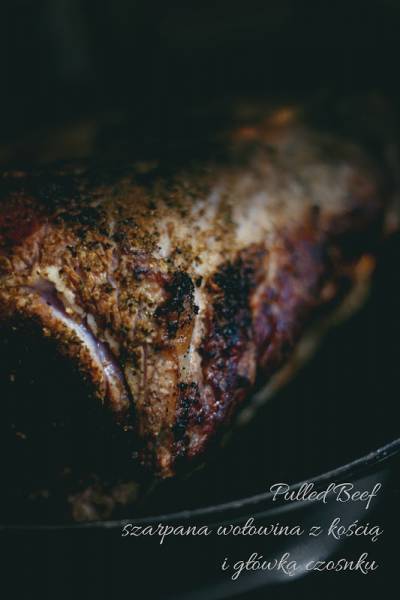 Pulled Beef - szarpana wołowina z główką czosnku i kością