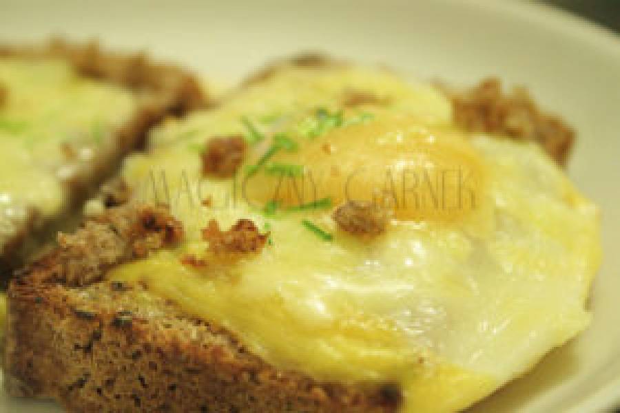 Jajko zapiekane w chlebie z serem
