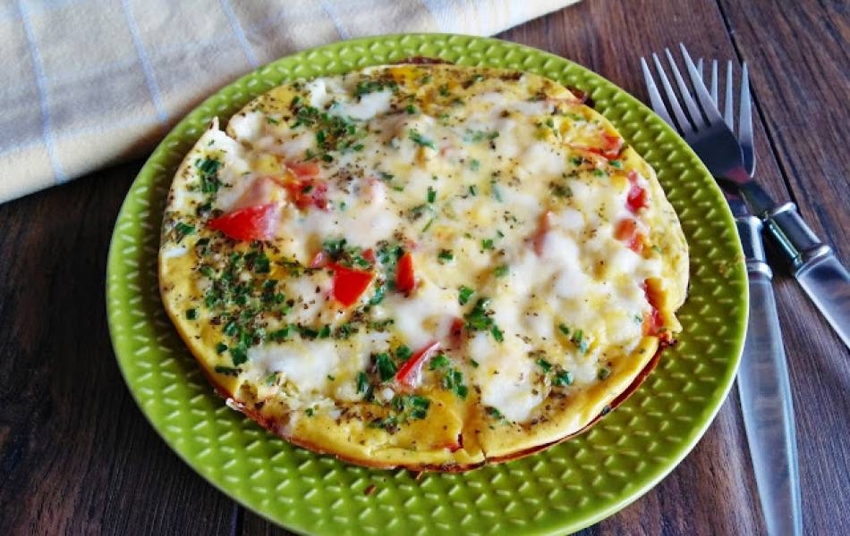Omlet z mozzarellą i pomidorem