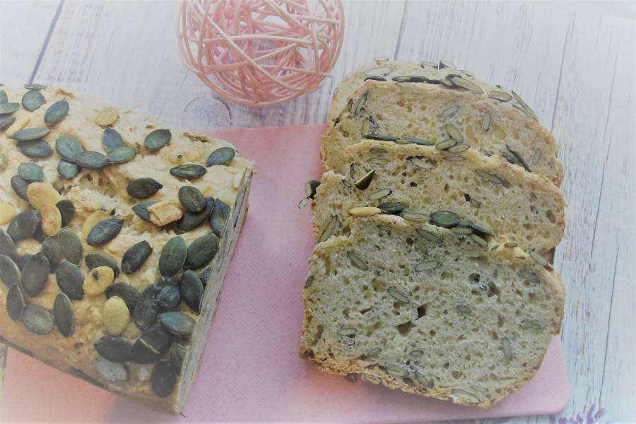 Domowy chleb pszenny z pestkami dyni