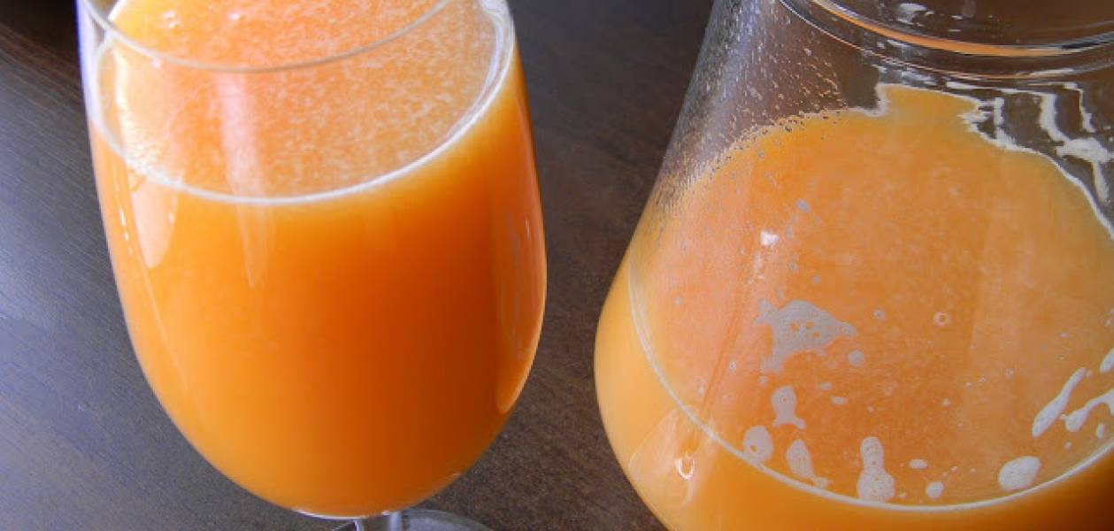 Zdrowy sok owocowy z wyciskarki wolnoobrotowej