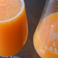 Zdrowy sok owocowy z wyciskarki wolnoobrotowej