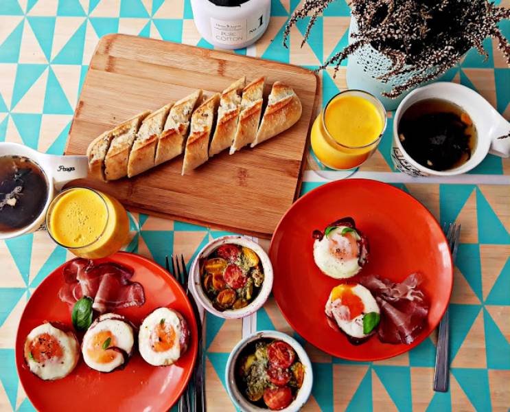 Śniadanie mistrzów: jajka zapiekane w szynce + pomidorki zapiekane z serem roquefort