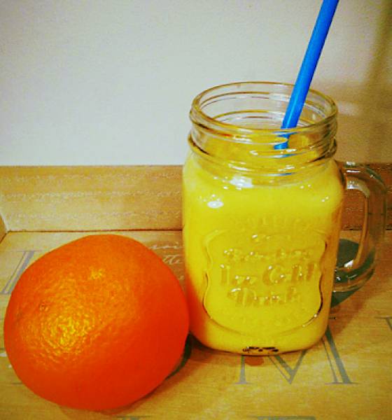 Żółty koktajl ananasowo - pomarańczowy