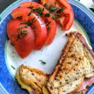 Śniadanie – tosty z szynką i mozzarellą