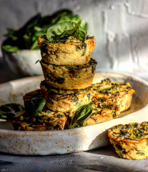 Wegańskie mini quiche z mąki z ciecierzycy ze szpinakiem i brokułami