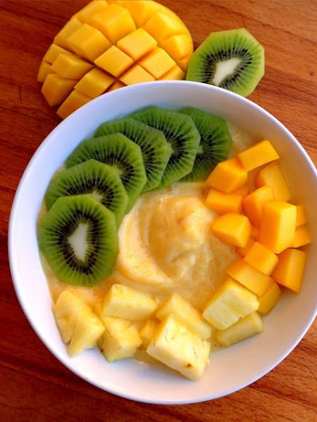 Smoothie bowl z mrożonych bananów, mango i ananasa. Uczta dla oczu oraz podniebienia + dodatkowe spalanie kalorii.