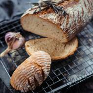 Chleb pszenno-żytni z czosnkiem i rozmarynem