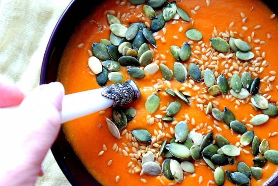 Zupa marchewkowo -pomidorowa z pestkami dyni i siemieniem lnianym