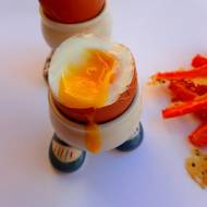 Frytki z marchewki z jajkiem na miękko. Pomysł na pyszne śniadanie.