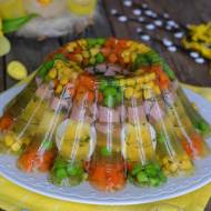 Wielkanocna babka z koperkową galaretą, jajkiem, szynką i warzywami