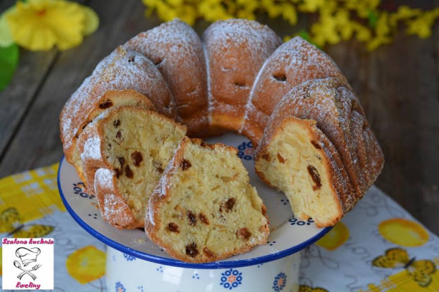 Niemiecka babka z rodzynkami i chrupiącymi migdałami