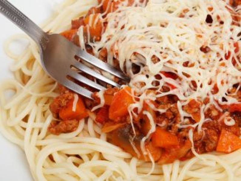 Spaghetti bolognese z mięsem mielonym, papryką i pieczarkami