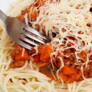 Spaghetti bolognese z mięsem mielonym, papryką i pieczarkami