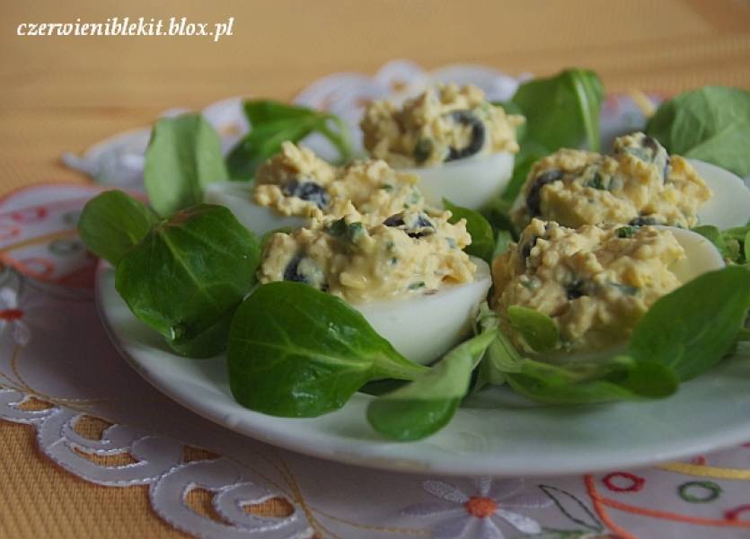Jajka faszerowane z czarnymi oliwkami i parmezanem
