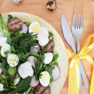 Lekka sałatka wiosenna z białą kiełbasą, rzodkiewką i jajkami przepiórczymi